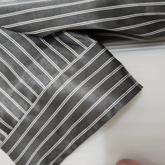 New York & Co gray pinstriped blouse, sz L - Picture 5 of 9